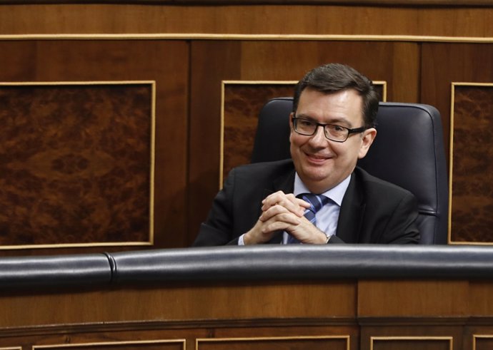 El nuevo ministro de Economía, Román Escolano, en el pleno del Congreso