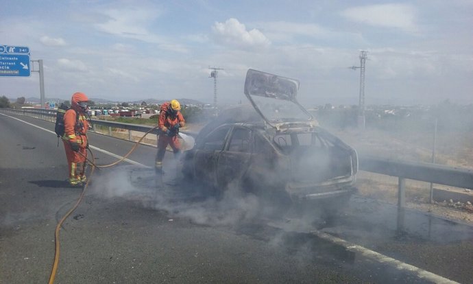 Incendio de un coche en la A7 en Torrent (Valencia)