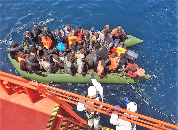 Patera con 56 personas rescatadas en aguas del Mar de Alborán