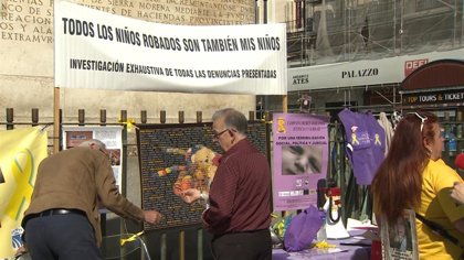 Las asociaciones de bebés robados se concentran en Madrid por el Día de la madre