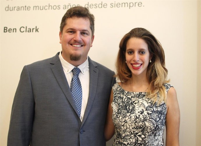 Luciana Reif y Ben Clark posan tras recibir el Premio Loewe de Poesía