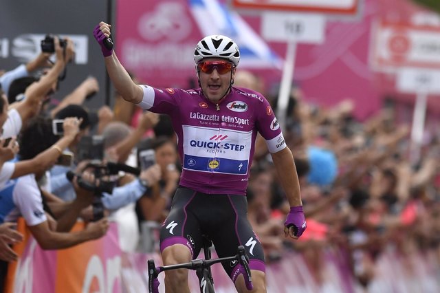 Elia Viviani celebra su victoria en la tercera etapa del Giro de Italia 2018.