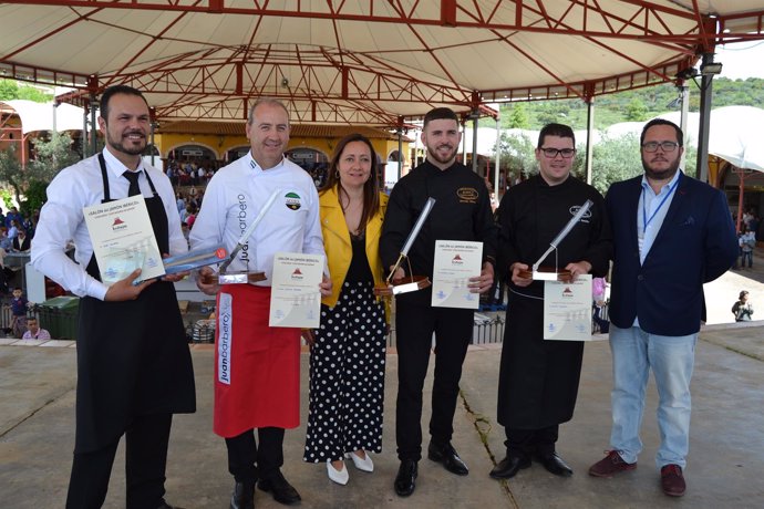 Ganadores del concurso de corte de jamón de Jerez con la alcaldesa