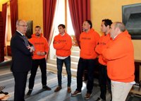 La delegación de parlamentarios que acompañará a los bomberos encausados llega a Atenas antes de volar a Lesbos