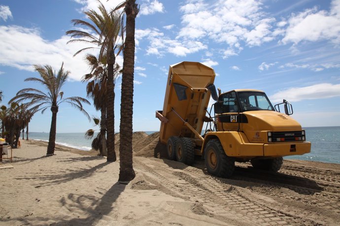 Trabajos de reposicion mejora de playa de Marbella