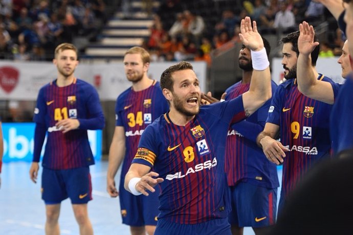 Víctor Tomás celebra un triunfo con sus compañeros del FC Barcelona.