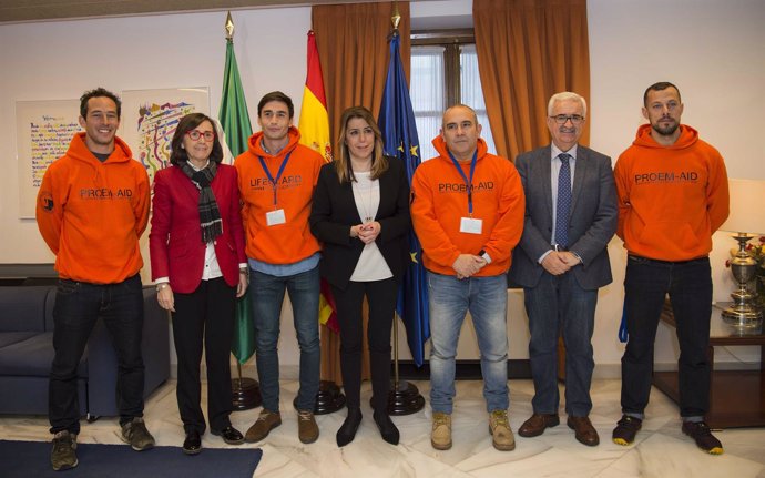 La presidenta de la Junta de Andalucía, Susana Díaz, con los bomberos sevillanos