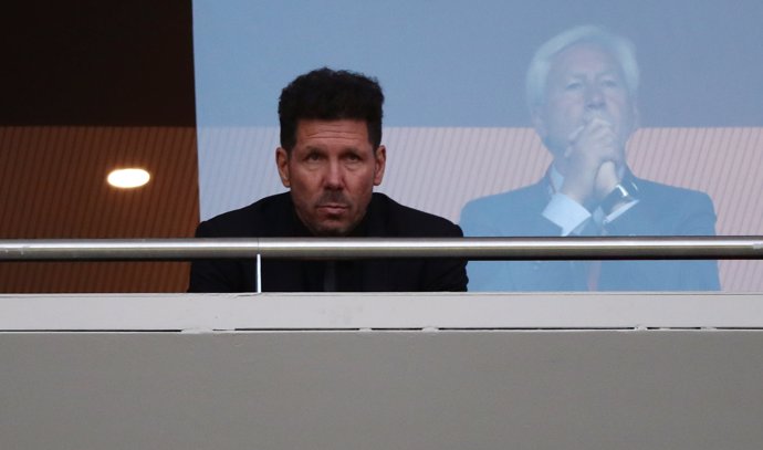 Diego Pablo Simeone, sancionado, en la grada del Wanda Metropolitano