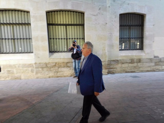 Luis Díaz Alperi a la entrada de los juzgados de Benalúa