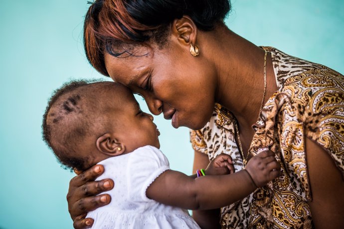 Una mujer con su hija adoptiva en República Democrática del Congo