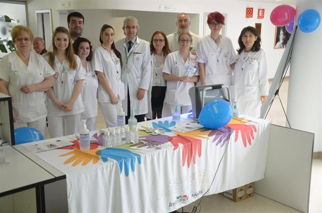 Mesa informativa sobre la ihgiene de las manos en el Complejo Hospitalario.