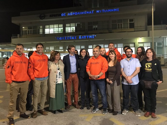 Diputados andaluces con los bomberos de Proemaid en Lesbos