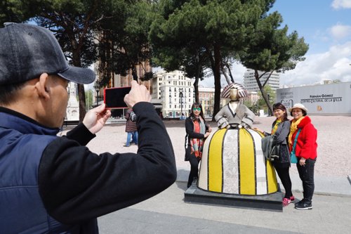 Turistas se fotografían con las réplicas de las Meninas de Velázquez por Madrid