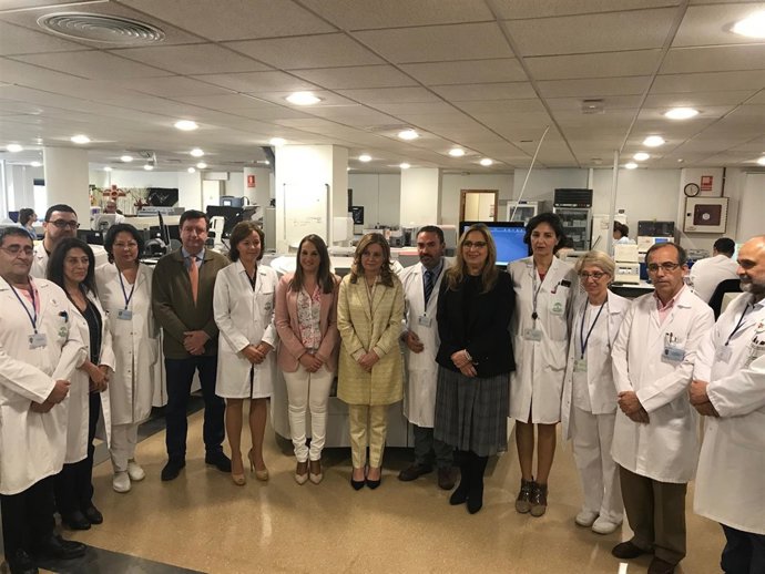 Ávarez (centro) en el Laboratorio de Análisis Clínicos e Inmunología 