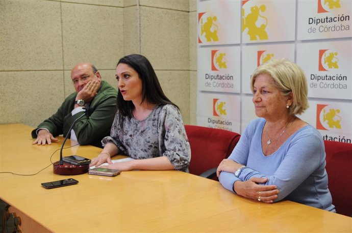 Gómez (centro), da a conocer el fallo del jurado