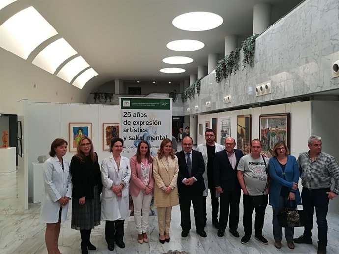 La consejera de Salud (centro) en la inauguración de la muestra
