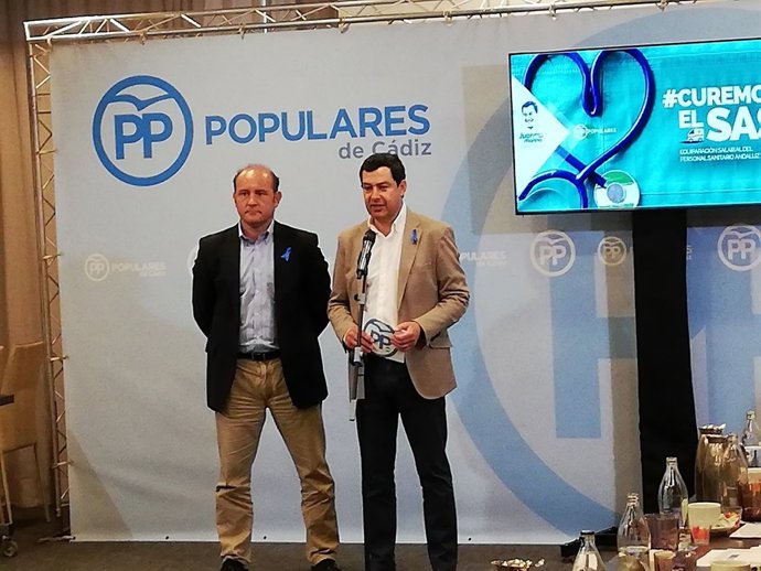 El presidente del PP-A, Juanma Moreno, con el candidato a la Alcaldía de Cádiz