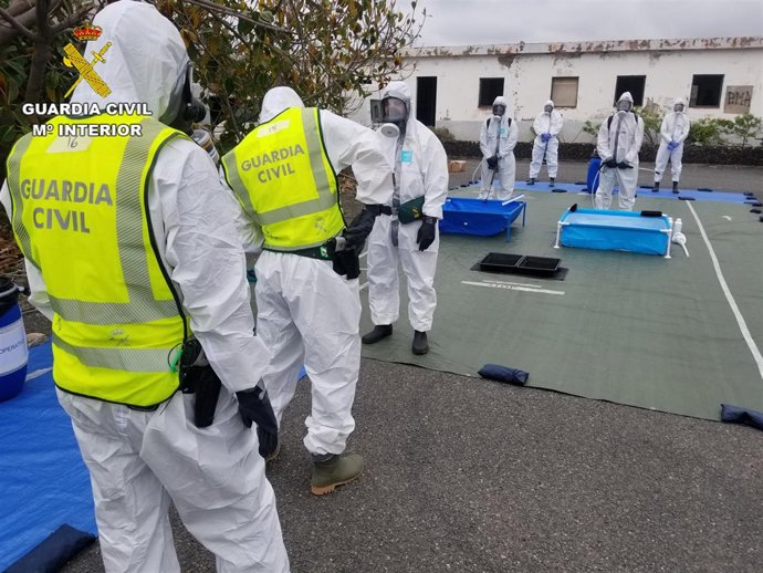 Guardias civiles realizando ejercicio de NRBQ