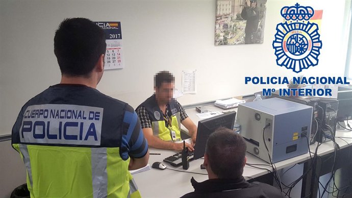 Imagen de archivo de policías nacionales ante una operación de inmigración 