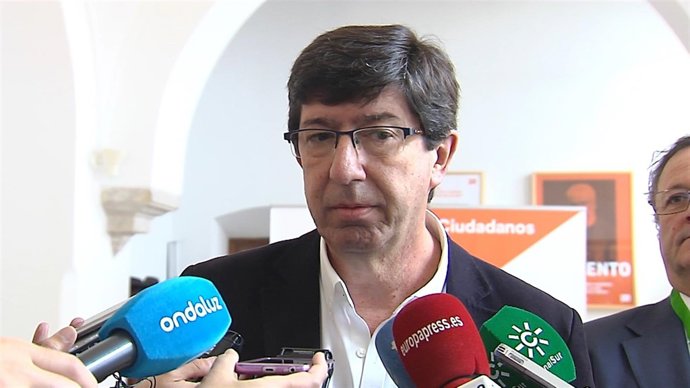 El líder andaluz de Cs, Juan Marín, atendiendo a los periodistas