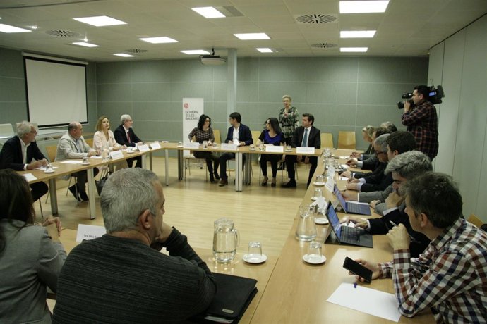 Iago Negueruela se reúne con los agentes de la construcción