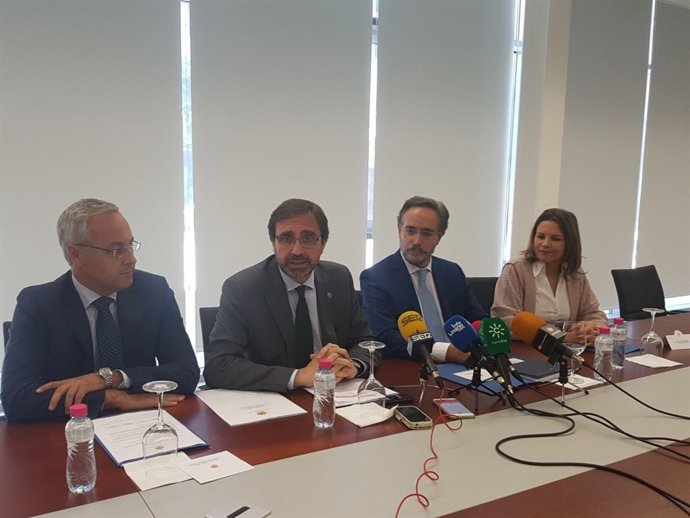 López (2d) en la firma del convenio con la Univresidad de Jaén.