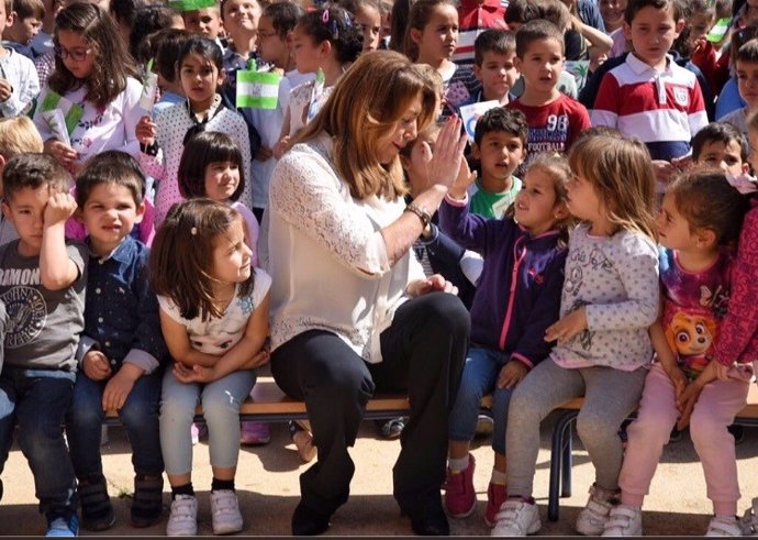 La presidenta de la Junta de Andalucía, Susana Díaz, en un colegio de La Palma.