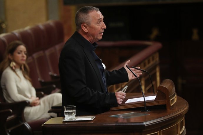 El diputado de Compromís, Joan Baldoví, habla en el pleno sobre las pensiones
