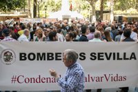Concentración en Sevilla en apoyo a los bomberos juzgados en Lesbos: "Los recibiremos como se merecen"