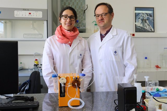 Investigadores de la UIB desarrollan un chip para detectar restos de productos de higiene personal en el mar