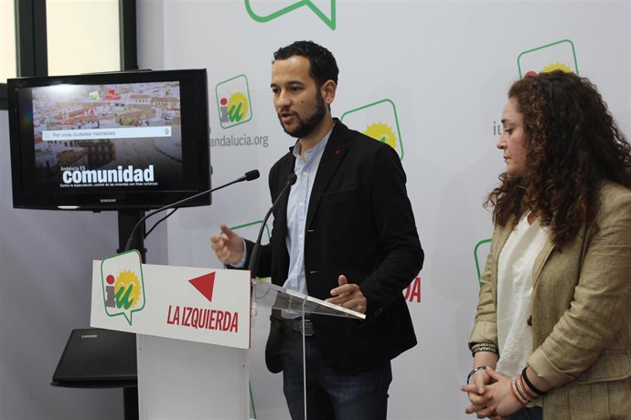 Dirigentes de IU, Daniel González Rojas e Inmaculada Nieto, en rueda de prensa