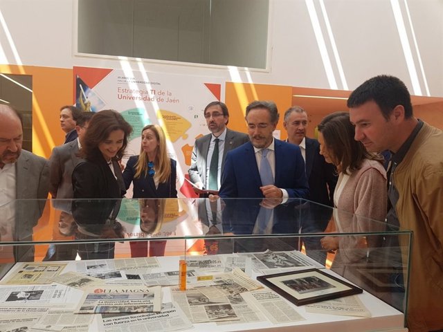 Felipe López (c) durante su visita a Linares.