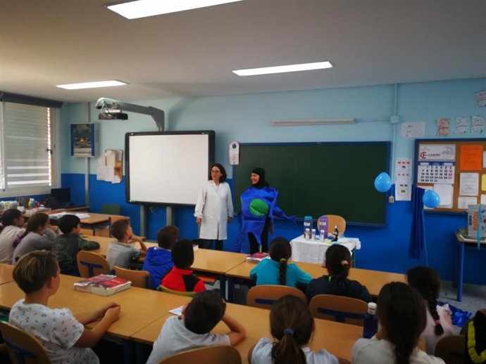 Más de 200 escolares participan en un taller sobre biomedicina