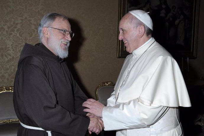 El predicador de la Casa Pontificia, Raniero Cantalamesa, con el Papa Francisco