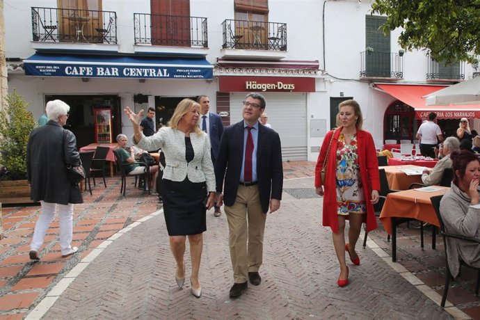 Alvaro Nadal ministro de Turismo pasea por Marbella junto alcaldesa 