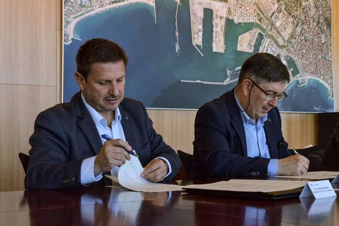 Firma del acuerdo de actuación entre el Puerto de Tarragona y la URV