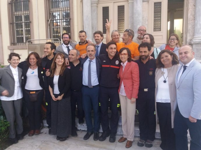 Diputados andaluces con los bomberos sevillanos en Lesbos