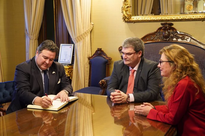 Encuentro entre el alcalde de Bilbao y el embajador de Estados Unidos