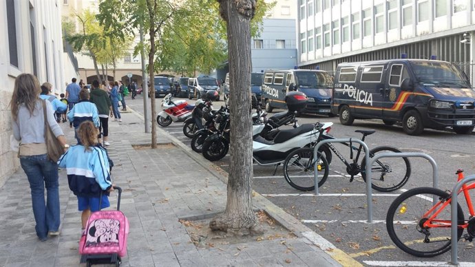 Entrada del col·legi Lestonnac al costat de la comissaria de la Policia Nacional