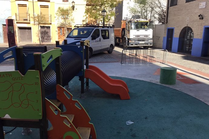 Juegos infantiles en la plaza del Rosario, en el Arrabal