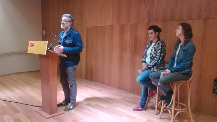 Els diputats de la CUP C.Riera i N.Sánchez i la portaveu del partit L.Estrada