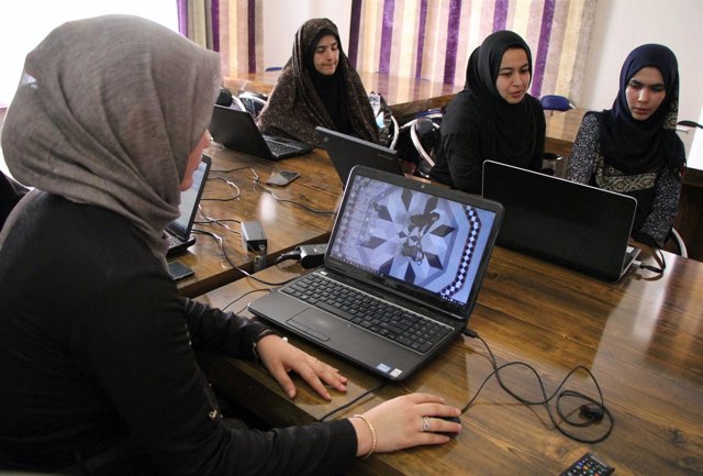 Jóvenes programadoras afganas en la ciudad de Heart.