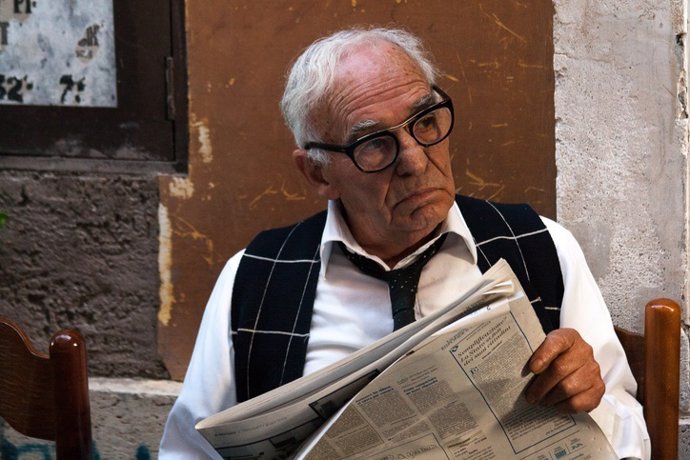 Anciano, periódico, distraerse