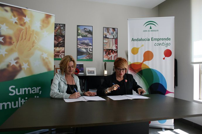 Firma del convenio entre Andalucía Emprende y FAMP