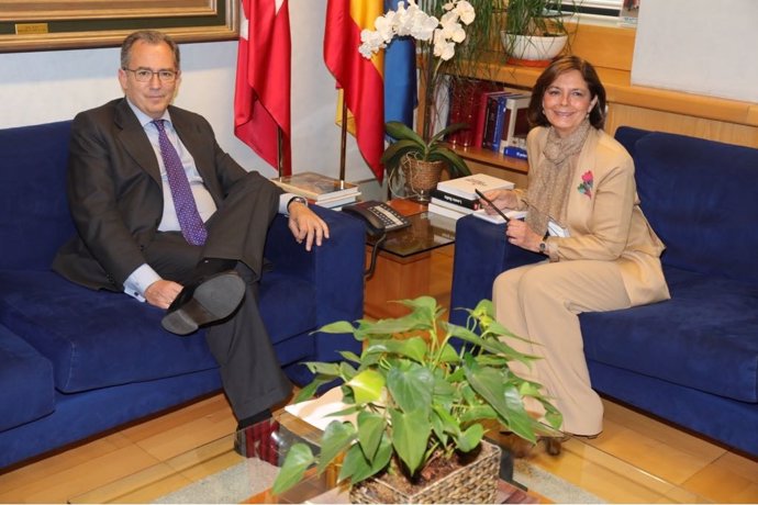 Enrique Ossorio con la presidenta de la Asamblea de Madrid, Paloma Adrados