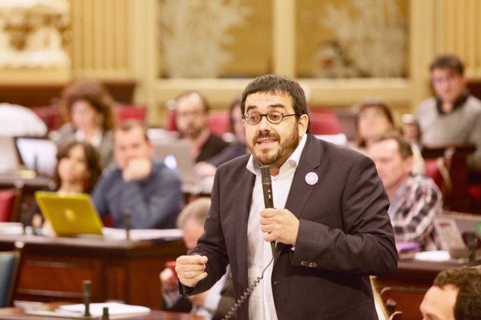 El conseller Vicenç Vidal en el pleno del Parlament