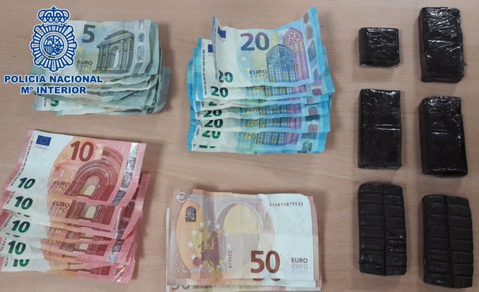 Dinero y droga incautada por los agentes de la Policía Nacional
