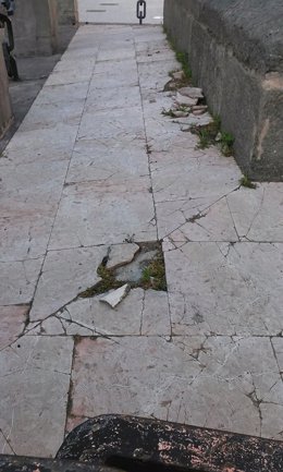 Deterioro del pavimento en el monumento del Justicia de Aragón