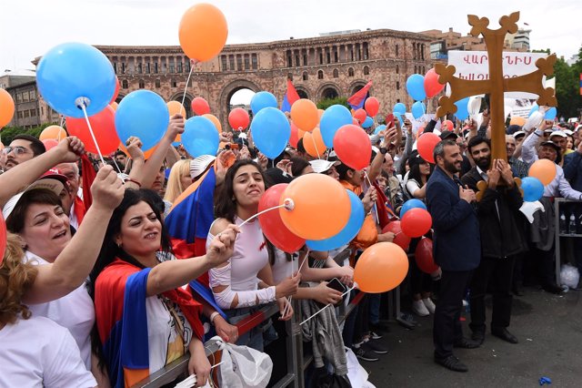 Partidarios de Nikol Pashinian en Ereván