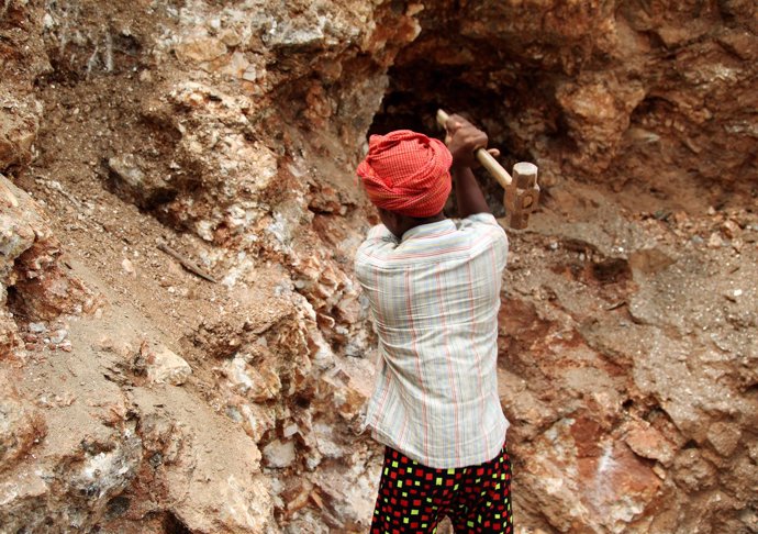 Foto de archivo de un adolescente de 16 años trabajando en una mina en India. 